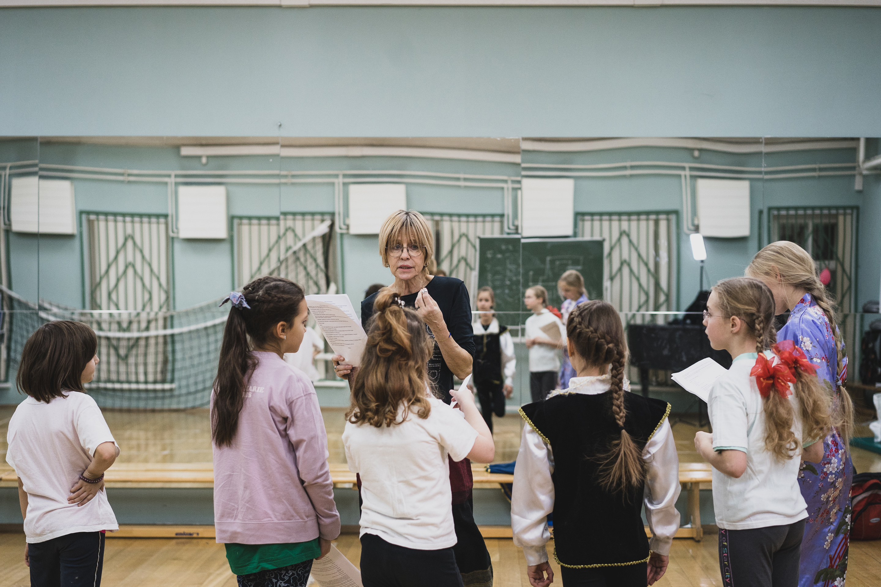 Художественный руководитель творческой лаборатории «Ритм-театр» Елена Романова всё в спектакле обсуждает с детьми.